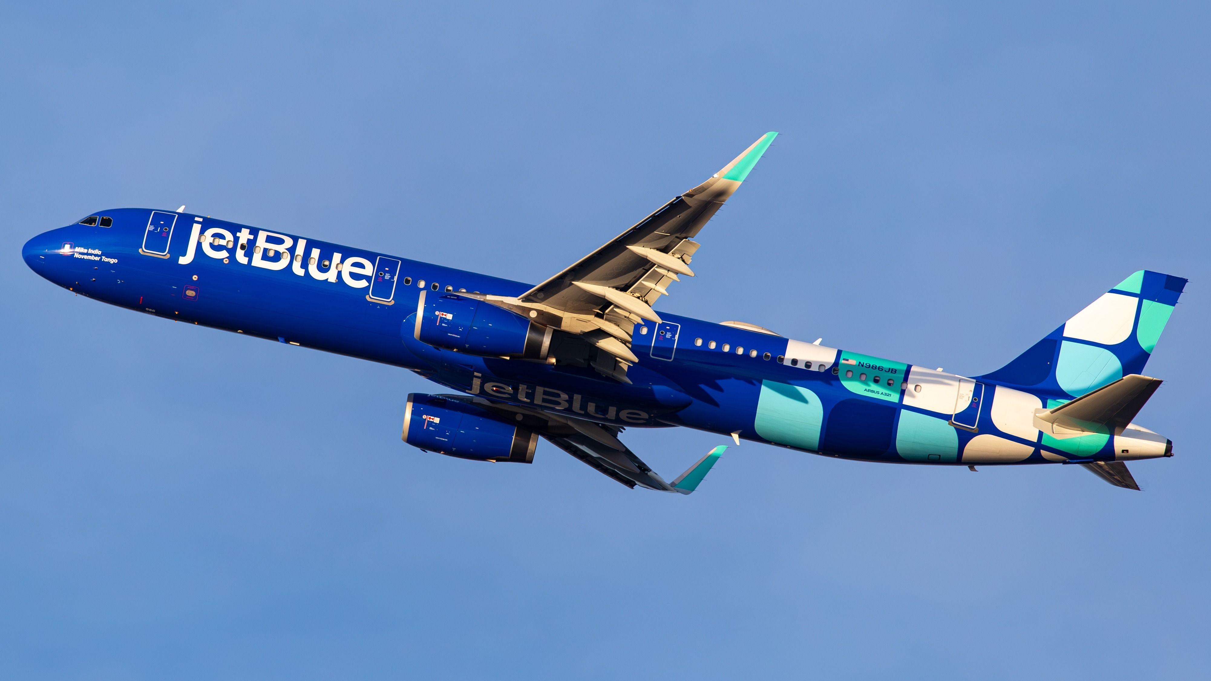 JetBlue Airbus A321ceo departing 