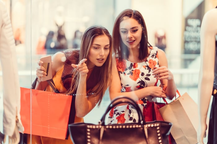 Two customers buy bags. 